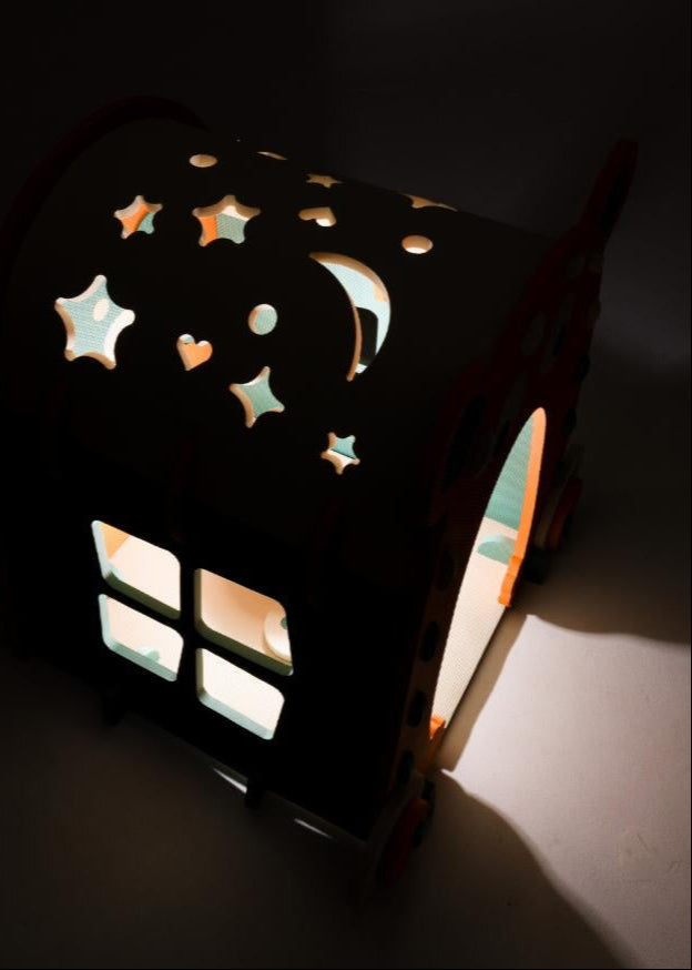 Cabanes d'intérieur pour enfants, de nuit, éclairée de l'intérieur créant des jeux de lumières grâce aux formes découpées dans le toit (coeur, etoile, lune...)
